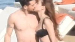 Tatilde aşka gelen Deniz Baysal eşini öpücüklere boğdu