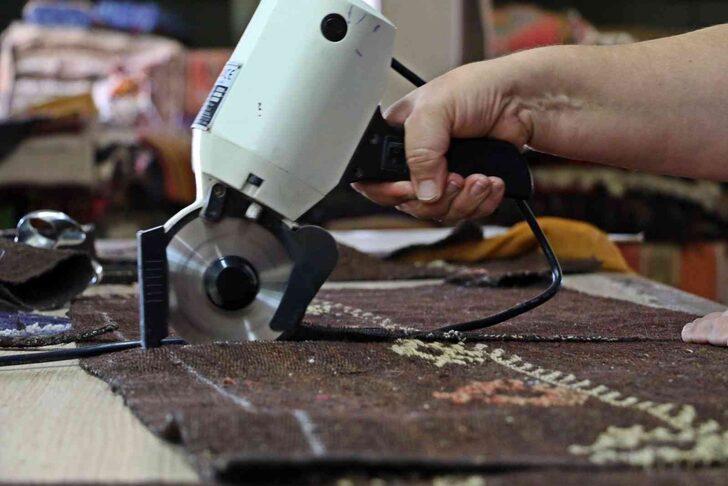 Antalya’da binlerce dolar değerinde halılar temizlenmek için tarlaya serildi! Hırsızlardan korumak için başında nöbet tutuyorlar G5