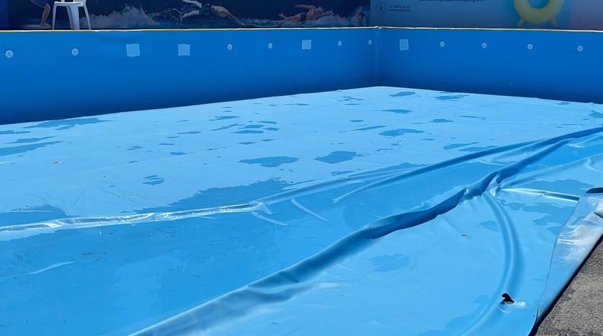 Fatih'te öğrencilerin içinde bulunduğu portatif havuz yırtıldı