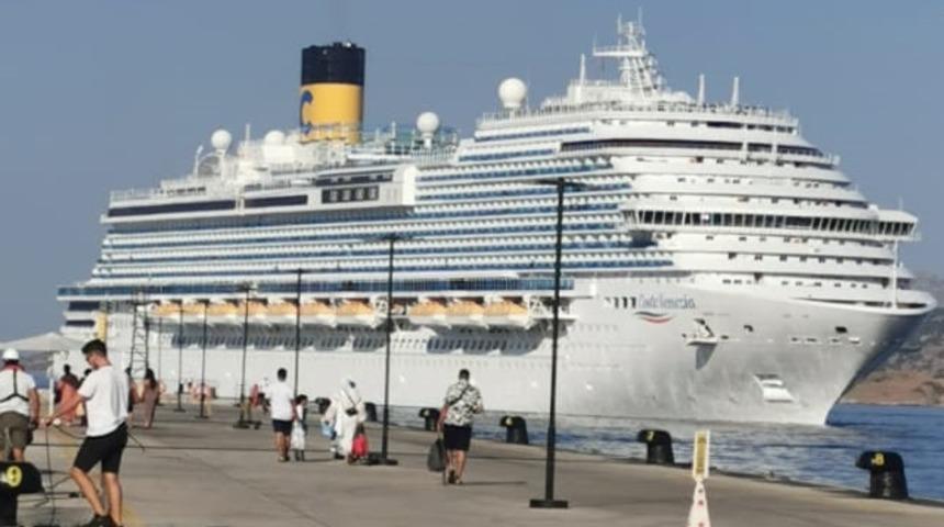 Dev kruvaziyer "Costa Venezia" Bodrum'a yanaştı