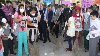 Belediye başkanı sokakları süpürdü