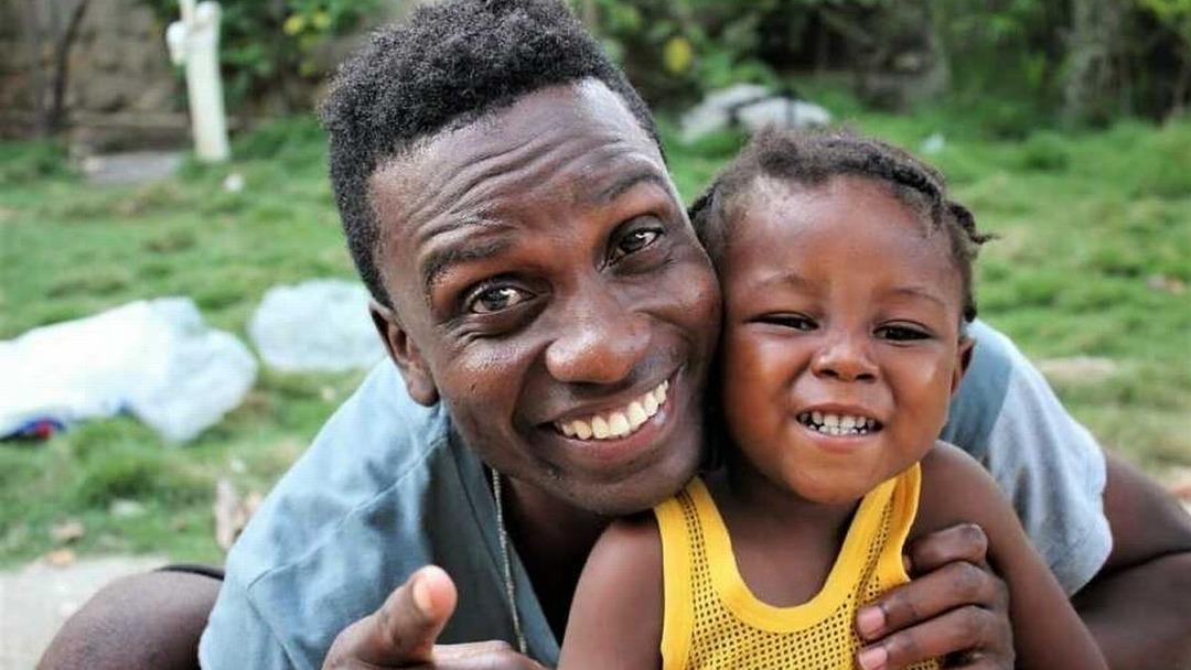 &Ccedil;&ouml;pten bebeğin ağlama sesini duydu! Hayatı bir anda değişti: Şimdi onun babası olmak istiyorum