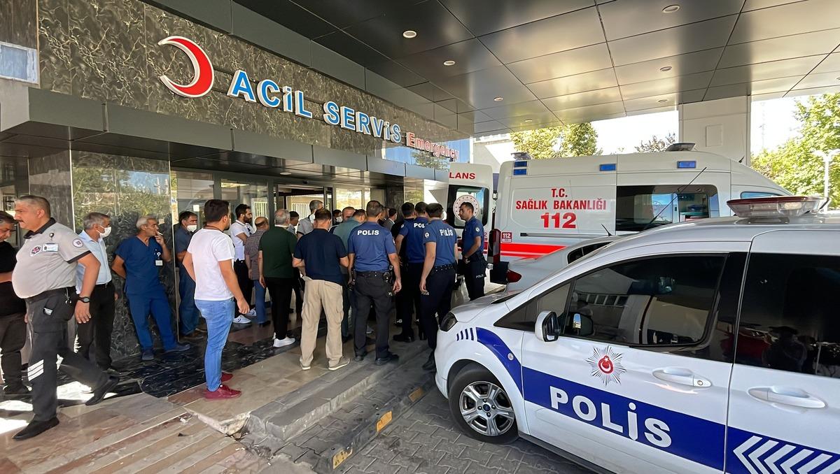 Elazığ'da hastanede &ccedil;ıkan silahlı kavgada 3 kişi yaralandı