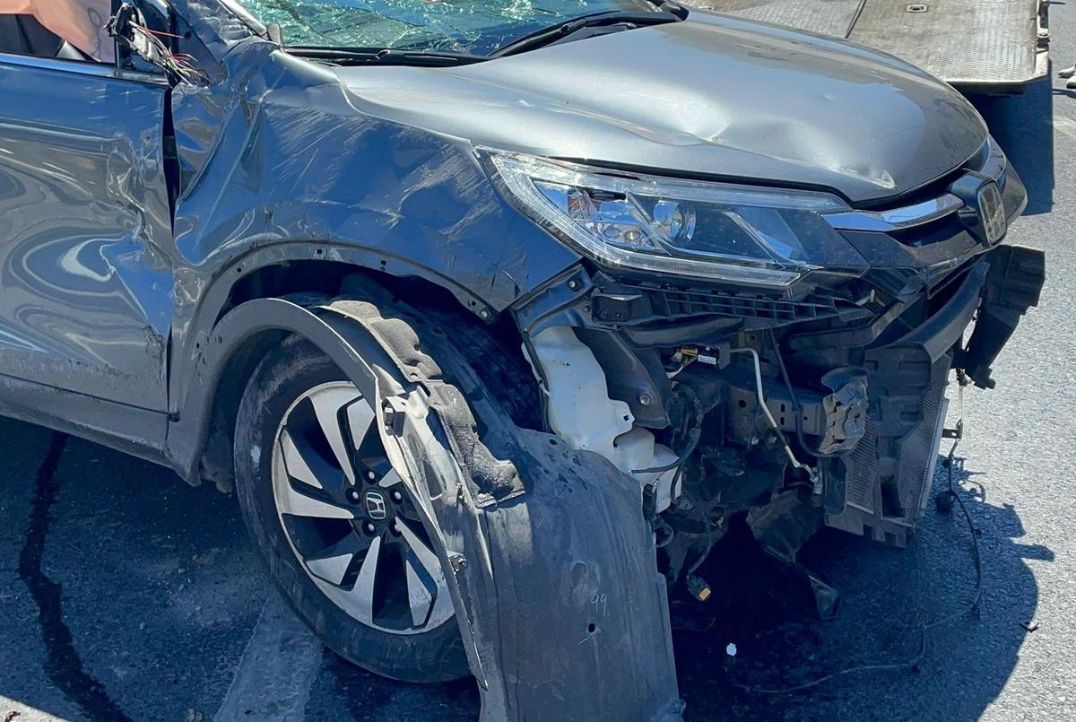Zeytinburnu'nda bariyerlere &ccedil;arpıp takla atan cipte 4 kişi yaralandı
