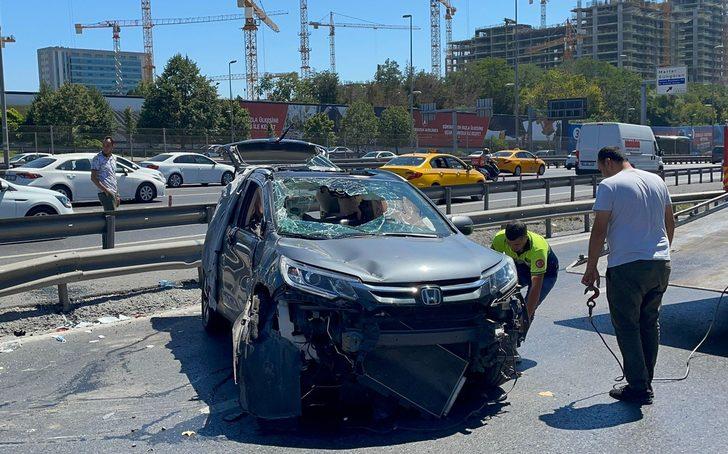 Zeytinburnu'nda bariyerlere çarpıp takla atan cipte 4 kişi yaralandı G2