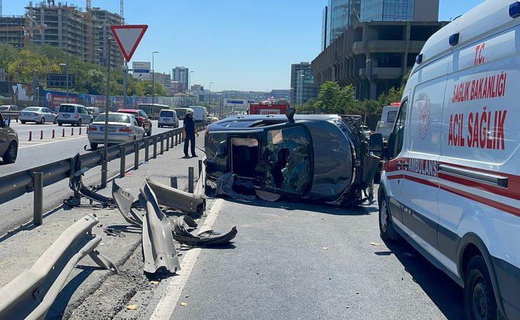 Zeytinburnu'nda bariyerlere çarpıp takla atan cipte 4 kişi yaralandı G4