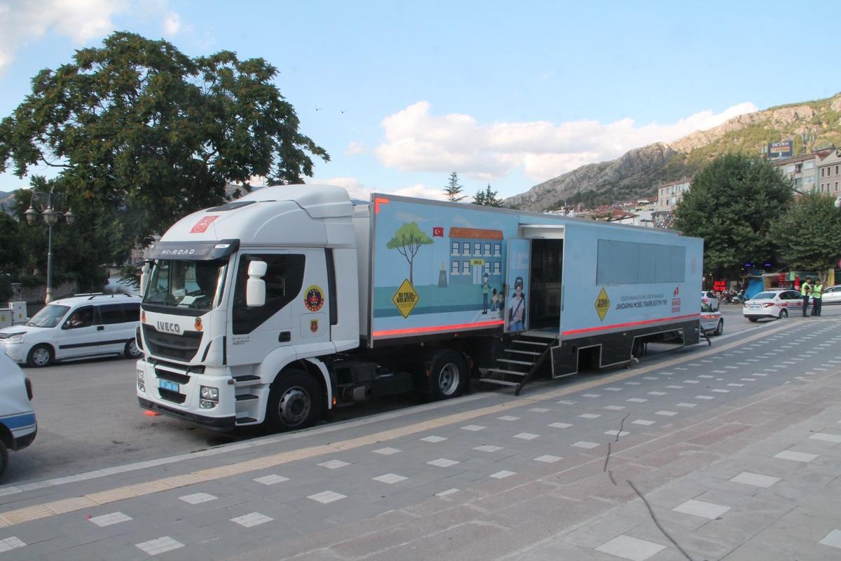 Amasya'da &ouml;ğrenciler trafik kurallarını pedallı arabalarla &ouml;ğrendi