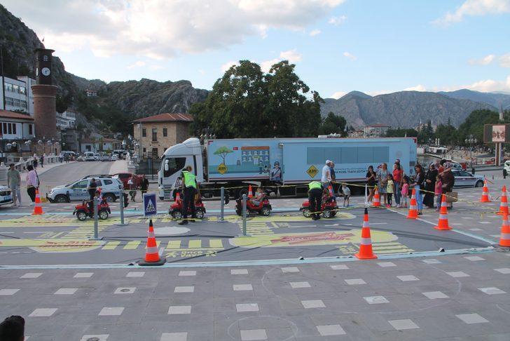 Amasya'da öğrenciler trafik kurallarını pedallı arabalarla öğrendi G5
