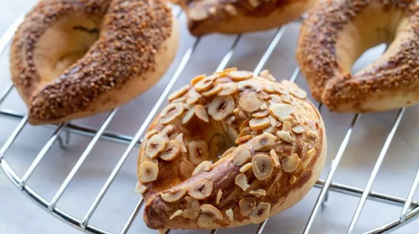 Sıcak çayın yanında misafirlere sunulabilecek ay çöreği tarifi! Pastane usulü ay çöreği nasıl yapılır? İşte yapılışı ve malzemeleri