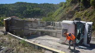 Kastamonu'da hafriyat kamyonunun devrilmesi sonucu 3 kişi yaralandı