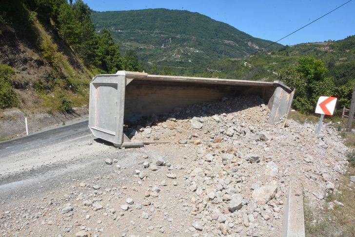 Kastamonu'da hafriyat kamyonunun devrilmesi sonucu 3 kişi yaralandı G2
