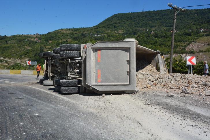 Kastamonu'da hafriyat kamyonunun devrilmesi sonucu 3 kişi yaralandı G3