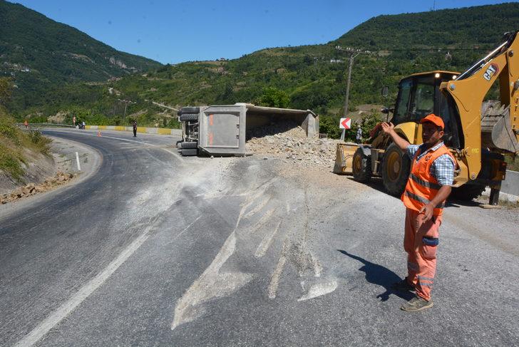 Kastamonu'da hafriyat kamyonunun devrilmesi sonucu 3 kişi yaralandı G4