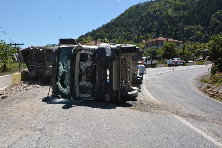 Kastamonu'da hafriyat kamyonunun devrilmesi sonucu 3 kişi yaralandı G5