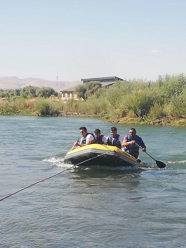 Muş'ta Murat Nehri'nde mahsur kalan 2 kişi kurtarıldı G1