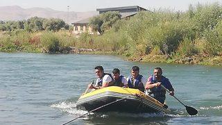 Muş'ta Murat Nehri'nde mahsur kalan 2 kişi kurtarıldı