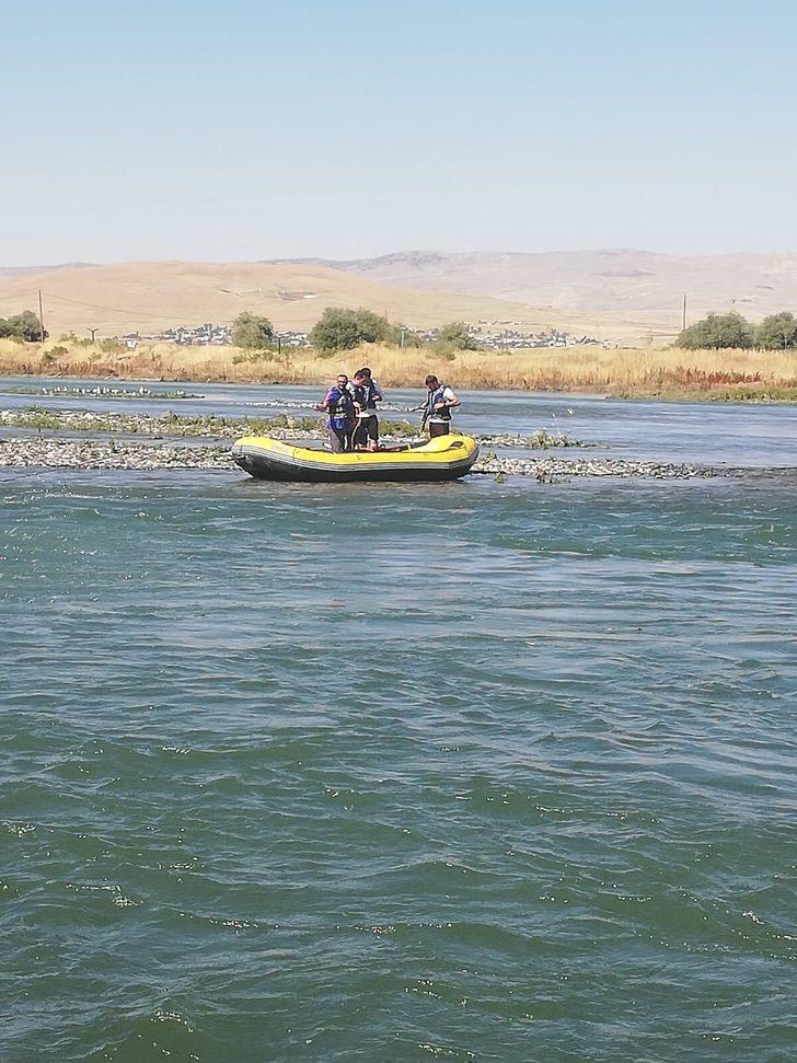 Muş'ta Murat Nehri'nde mahsur kalan 2 kişi kurtarıldı G3