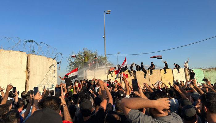 Son Dakika: Irak'ta Sadr yanlısı bir grup beton bariyerleri aşarak Meclis binasını bastı