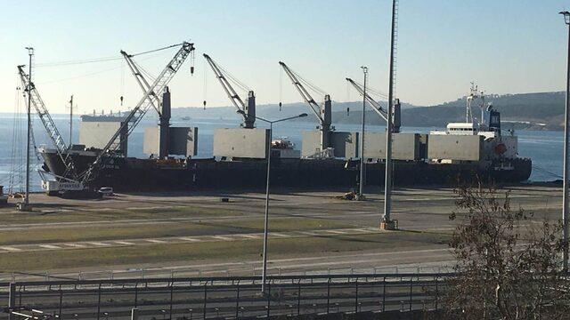 Kocaeli'deki bir limanda forklift ile yük arasında sıkışan işçi öldü