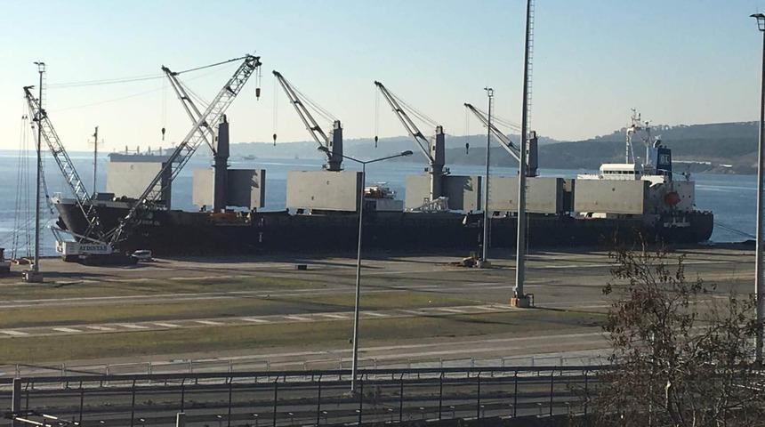 Kocaeli'deki bir limanda forklift ile yük arasında sıkışan işçi öldü