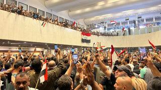 Son Dakika: Irak'ta Sadr yanlısı bir grup beton bariyerleri aşarak Meclis binasını bastı Namaz kılıp evinize dönün