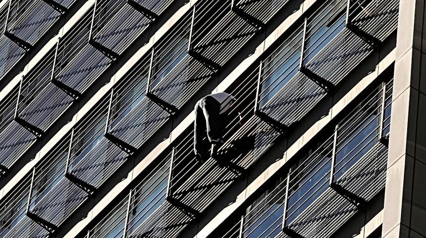 Pendik'te 10'uncu kattaki iş yerinde intihar girişimi! Y&uuml;rekler ağza geldi...