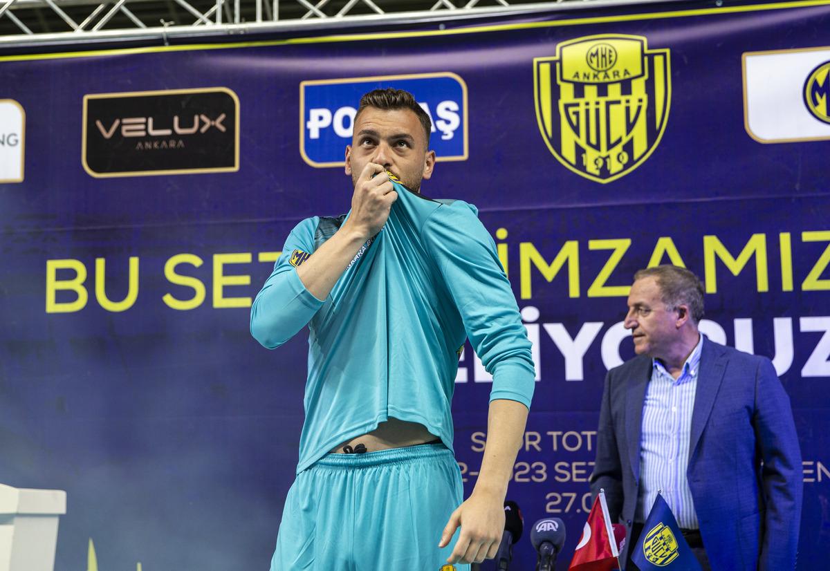 MKE Ankarag&uuml;c&uuml;, yeni transferlerine imza t&ouml;reni d&uuml;zenledi
