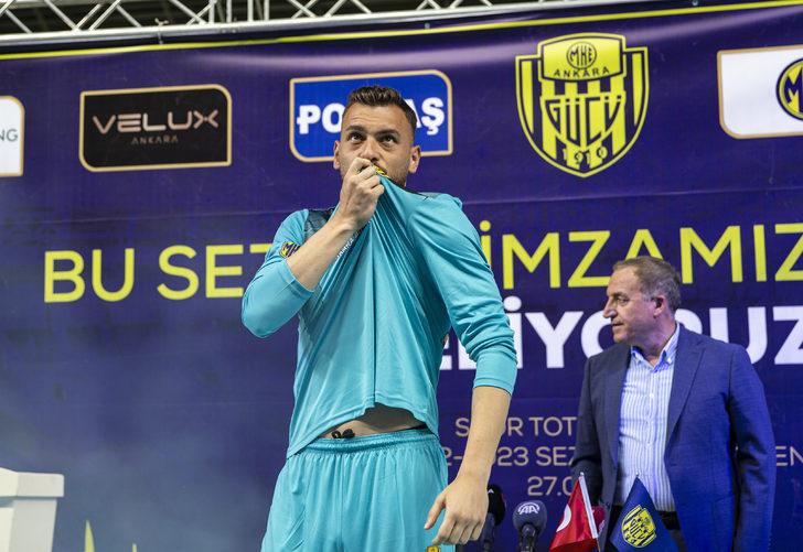 MKE Ankaragücü, yeni transferlerine imza töreni düzenledi G1
