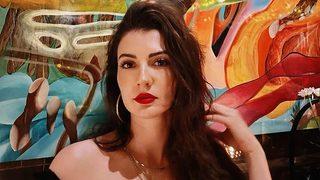 Aşk Mantık İntikam'ın Esra'sı Burcu Özberk mini etekli pozuyla büyüledi