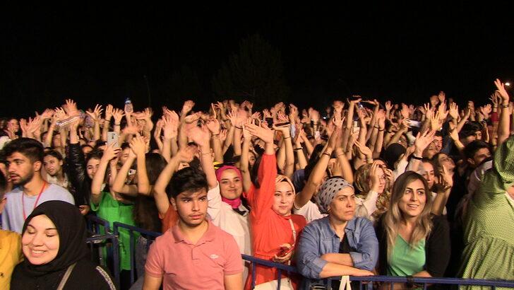 Şarkıcı Buray, Elbistan Festivali'nde sahne aldı G4