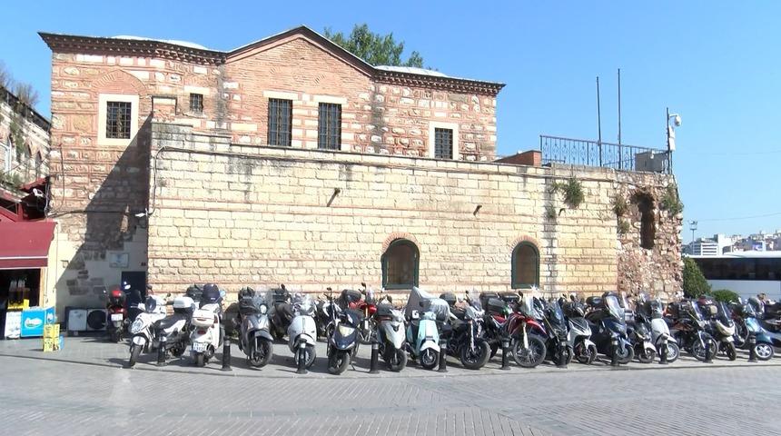 Eminönü'nde tarihi caminin önü motosiklet parkına döndü! 'Başka park edecek yer yok'