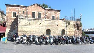 Eminönü'nde tarihi caminin önü motosiklet parkına döndü! 'Başka park edecek yer yok'