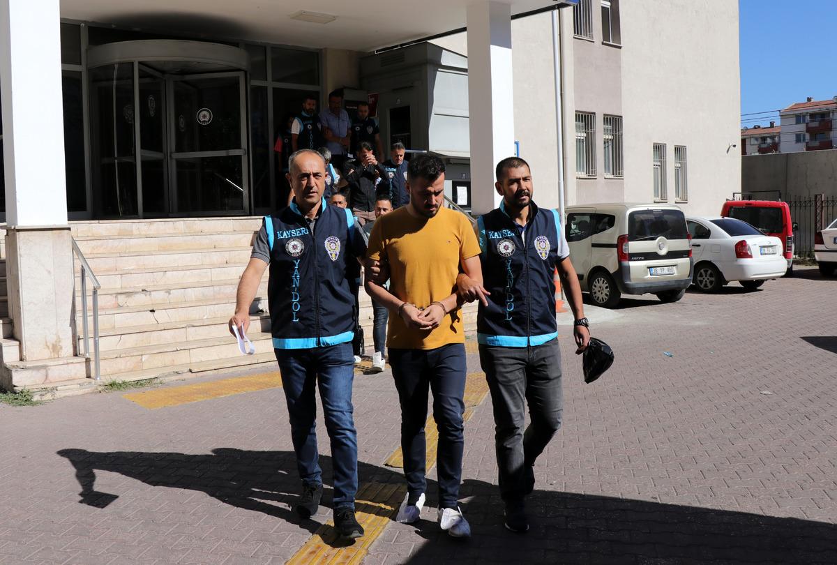 Kiraladıkları ara&ccedil;lar i&ccedil;in aldıkları senetlerle dolandırıcılık yapan 8 ş&uuml;pheli yakalandı