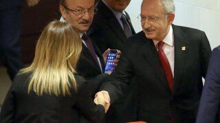 Kılıçdaroğlu ile Aylin Nazlıaka tokalaştı