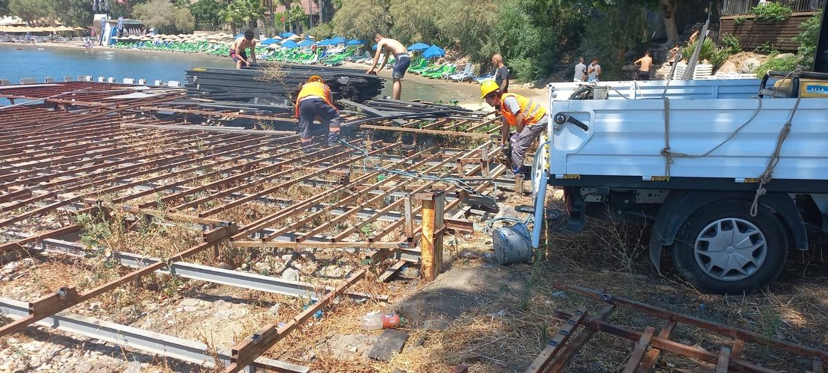 Bodrum'da ka&ccedil;ak iskelelerin kaldırılmasına devam ediliyor