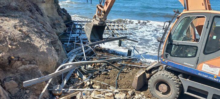 Bodrum'da kaçak iskelelerin kaldırılmasına devam ediliyor G3