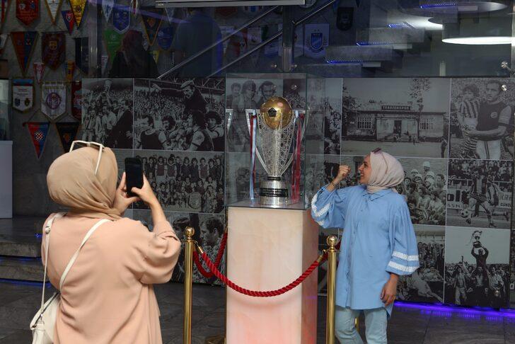 Trabzonspor'un şampiyonluk kupasına bir ayda 80 bin ziyaretçi G1