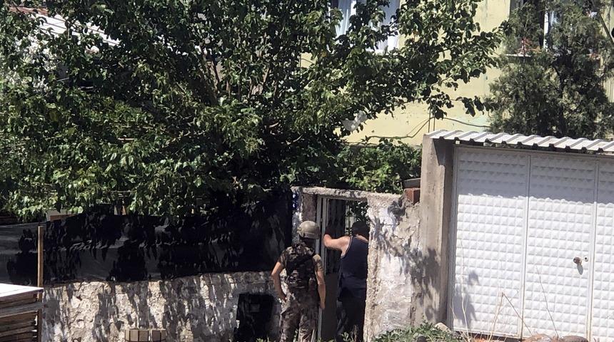 İzmir'de hareketli anlar! Eşini bıçakla rehin aldı