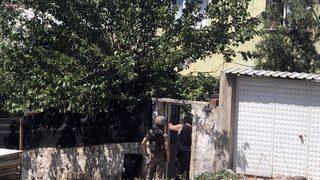 İzmir'de hareketli anlar! Eşini bıçakla rehin aldı
