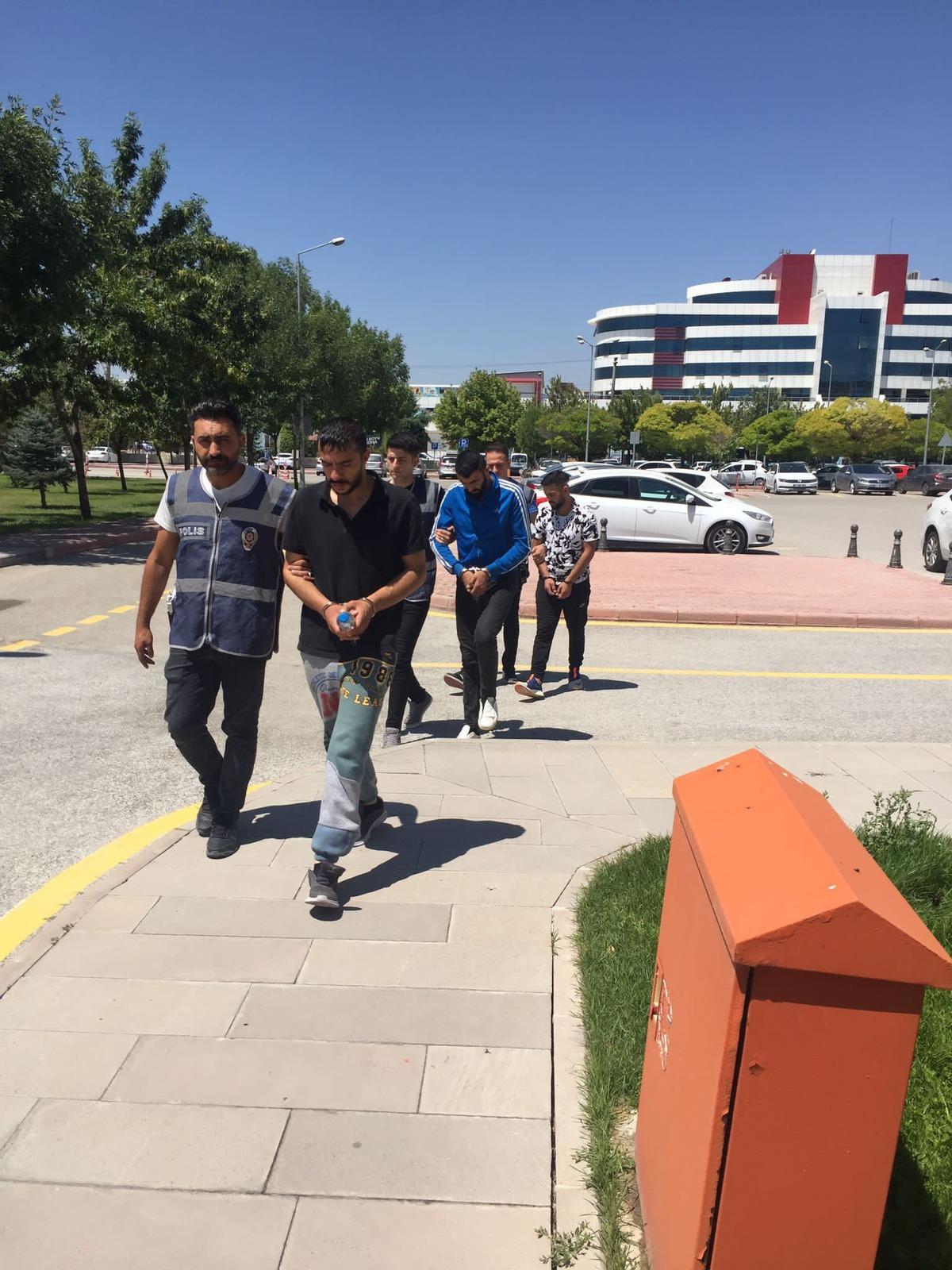 Konya'da otomobil hırsızlığı yapan 3 zanlıdan biri tutuklandı