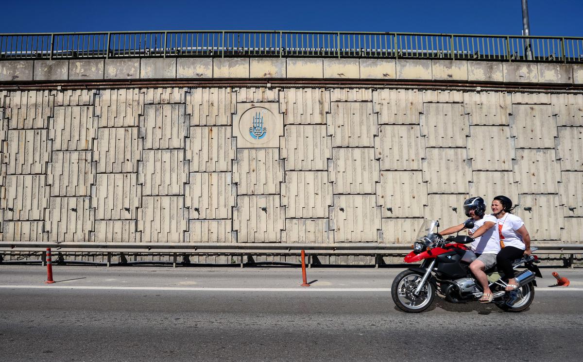 İBB dikey bah&ccedil;elerin yerine koyduğu reklam panolarını kaldırdı