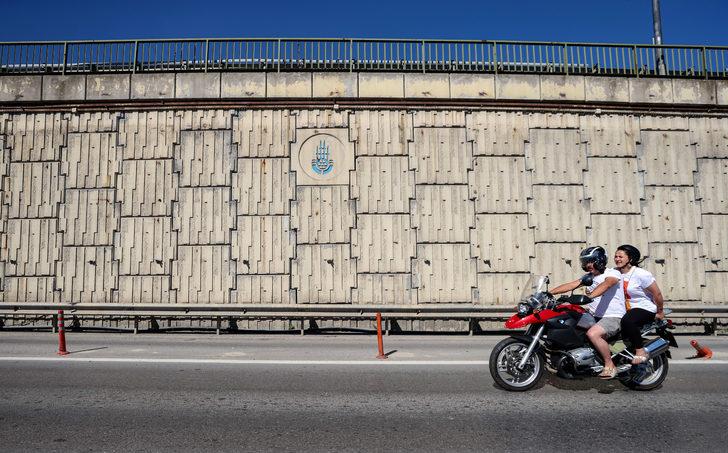 İBB dikey bahçelerin yerine koyduğu reklam panolarını kaldırdı G1