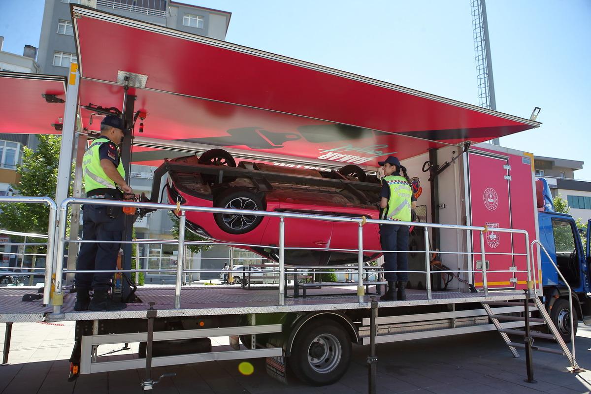 &Ccedil;orum'da jandarmadan sim&uuml;lat&ouml;rl&uuml; trafik eğitimi