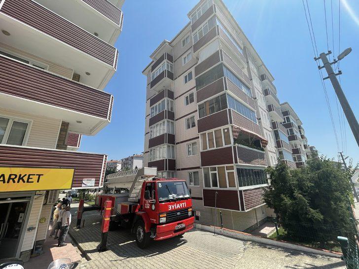 Edirne'de güvenlik amacıyla balkona gerilmiş fileye takılan kargayı itfaiye kurtardı G3