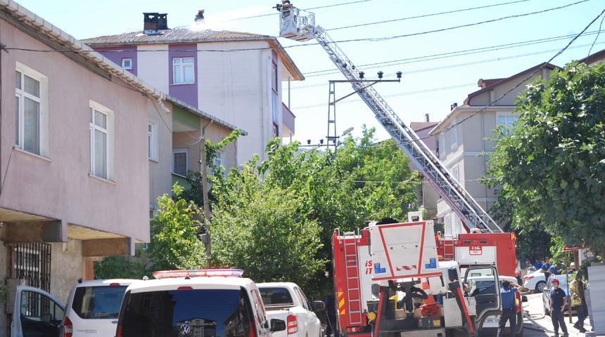 Sultanbeyli'de 3 katlı binada çıkan yangın söndürüldü
