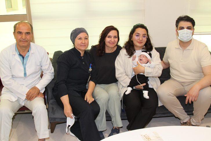 Erzurum'da 745 gram doğan bebeklerini 155 gün sonra kucaklarına aldılar G5