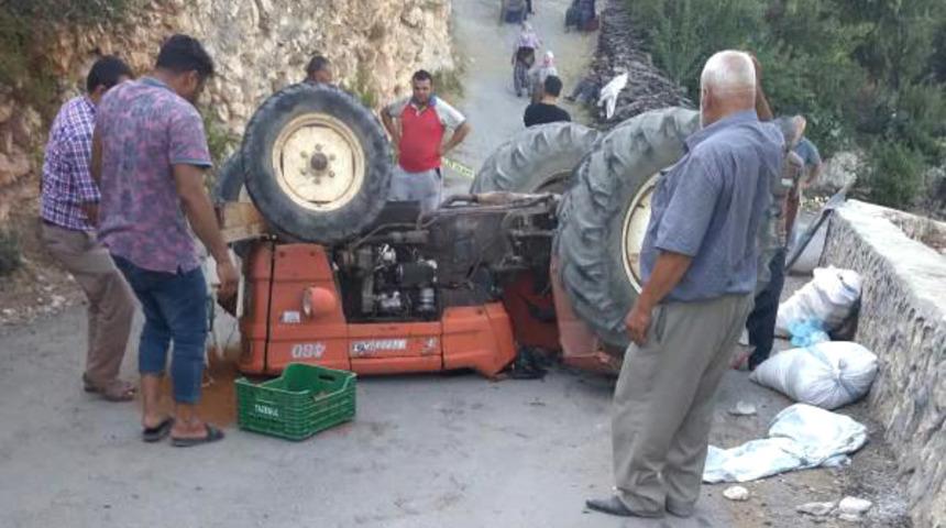 Mersin'de devrilen traktörün altında kalan sürücü öldü, karısı yaralandı