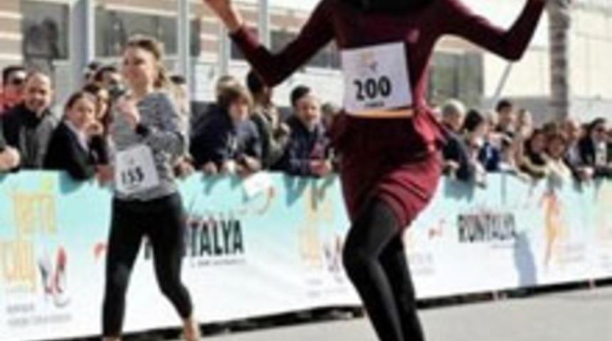 Caroline Y&uuml;ksek Topuk Koşusu'nda 