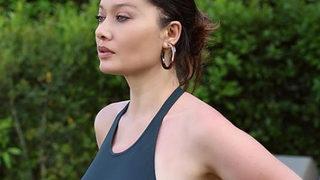 Nurgül Yeşilçay sıcak havadan bunalınca bikinisiyle yere uzandı