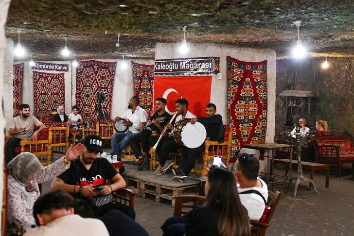 Gaziantep'te aşırı sıcaklar nedeniyle mağara kafede yoğunluk yaşanıyor G4